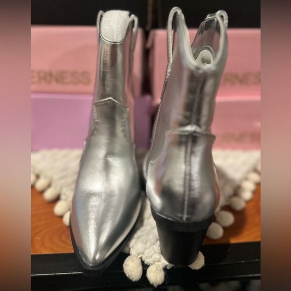 New in Box Bamboo Silver Metallic Cowgirl Ankle Boots! - Picture 8 of 10